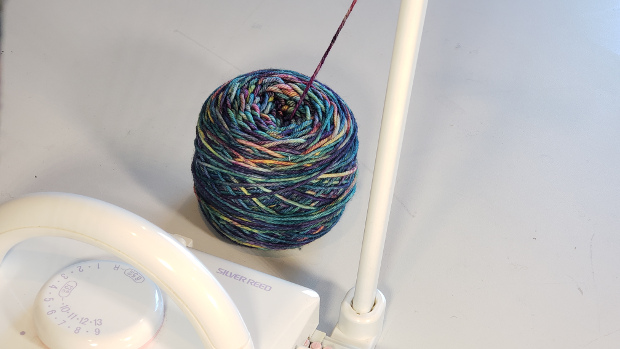 Center-pull hand wound cake from a ball winder